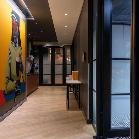 Radisson Red Hotel Johannesburg Rosebank Exterior photo