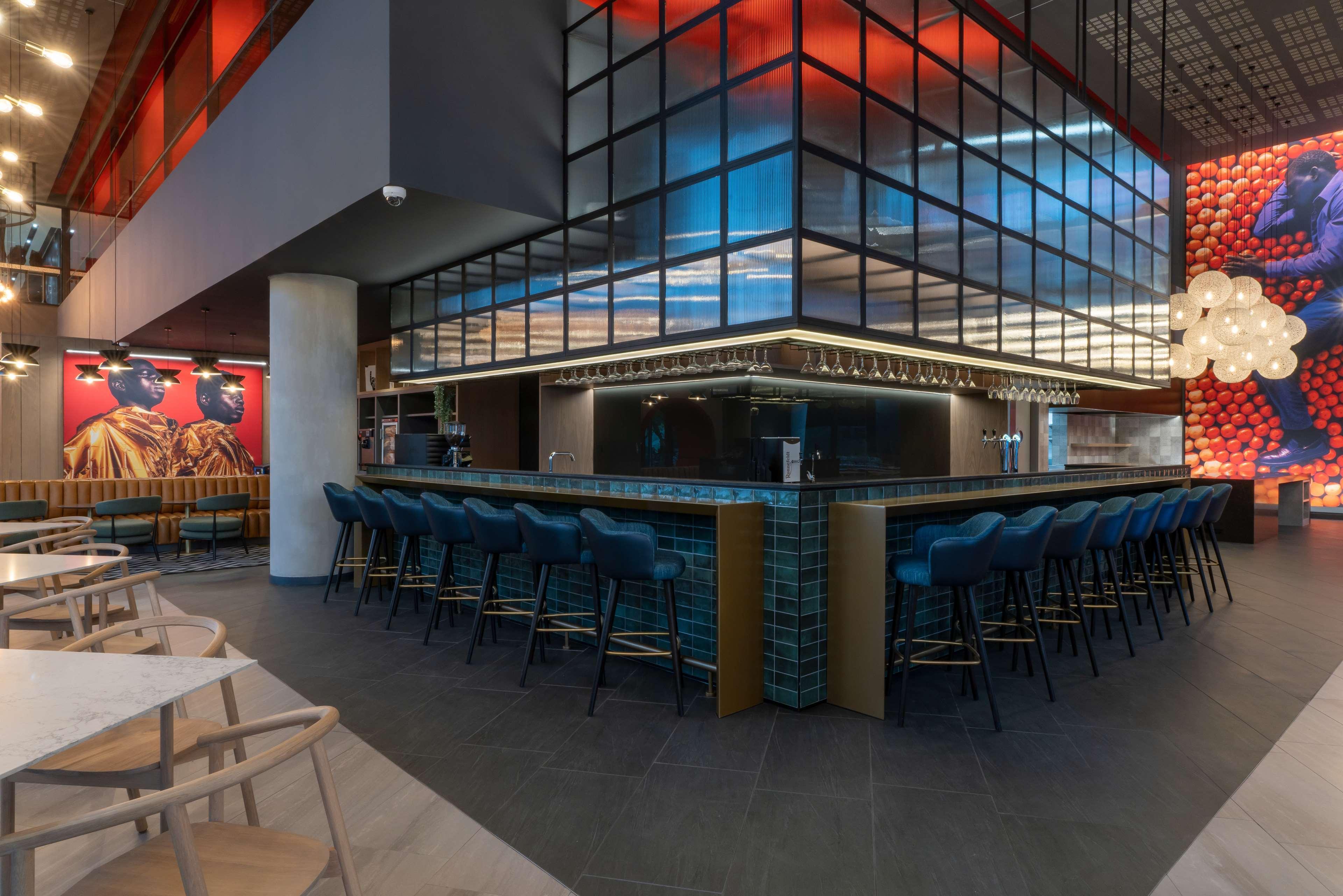 Radisson Red Hotel Johannesburg Rosebank Exterior photo