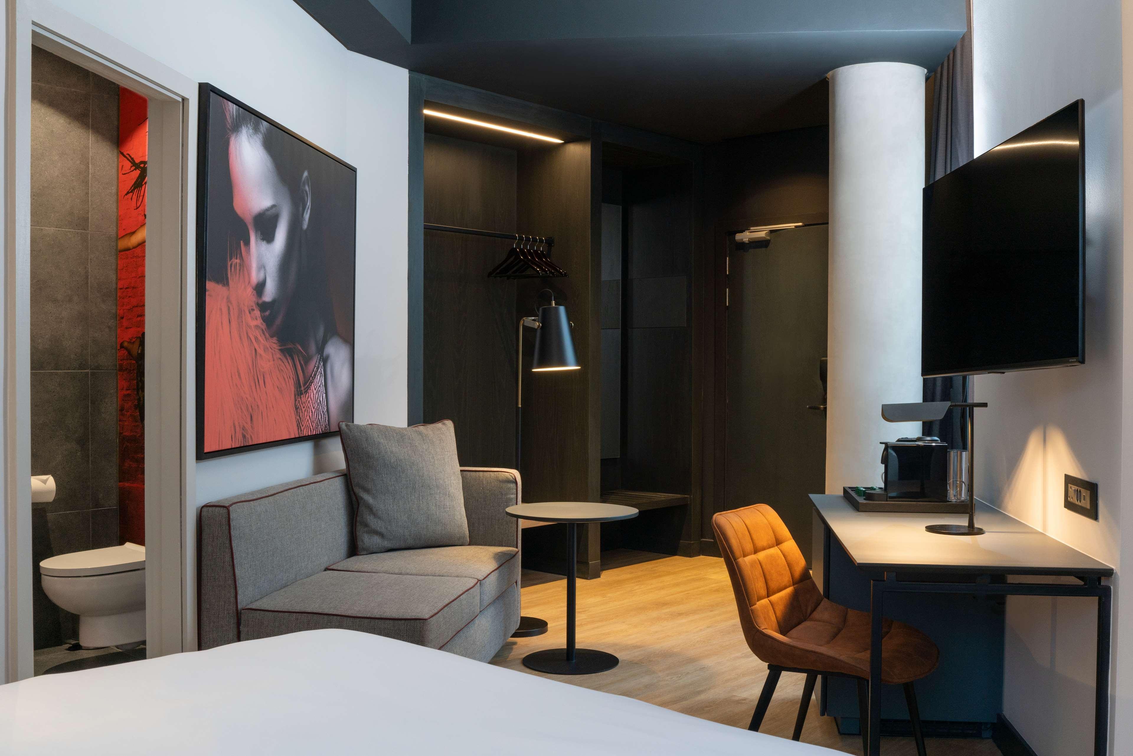 Radisson Red Hotel Johannesburg Rosebank Exterior photo