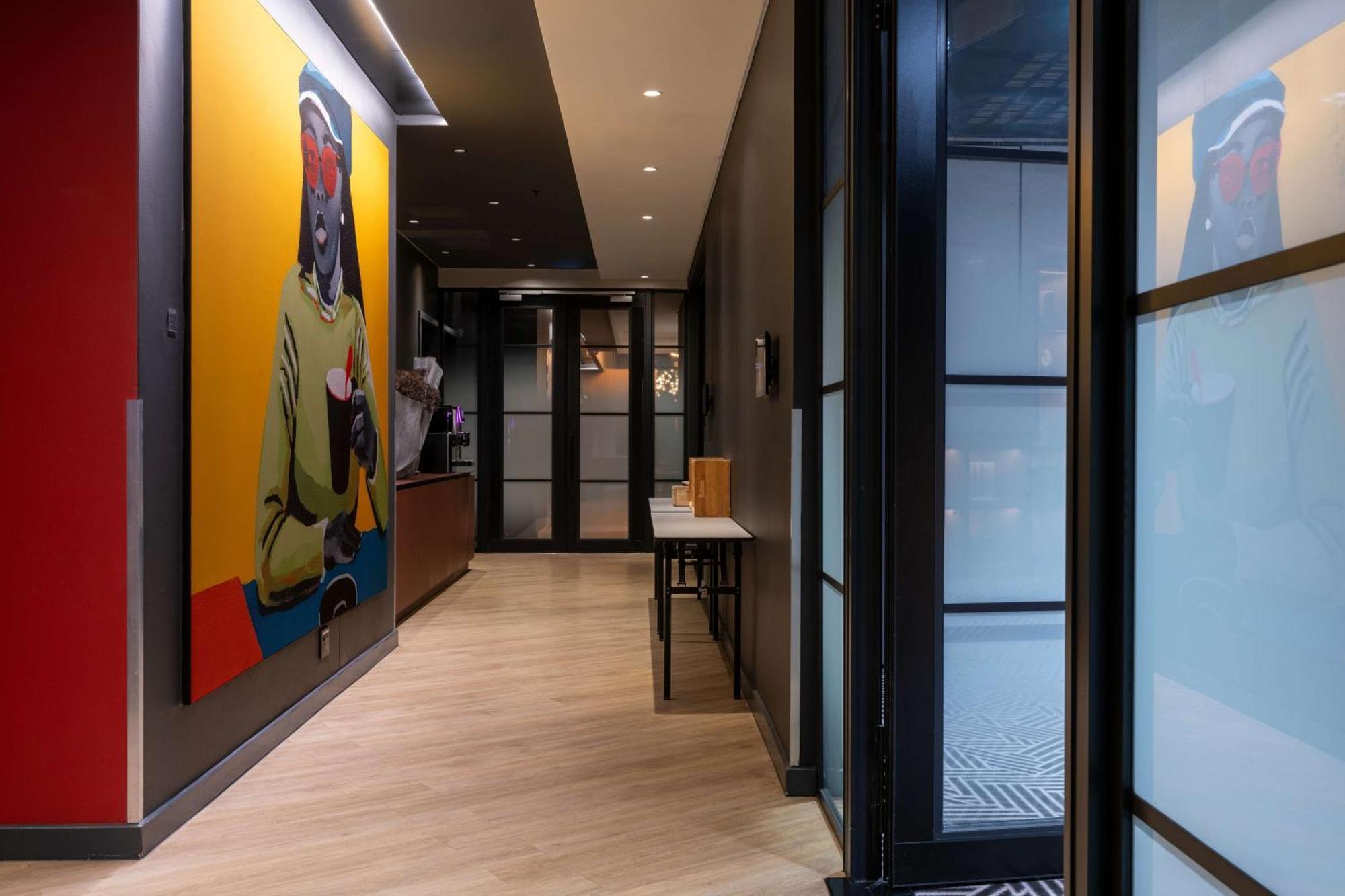Radisson Red Hotel Johannesburg Rosebank Exterior photo