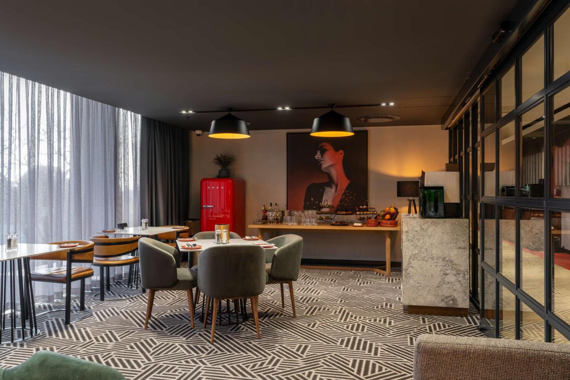 Radisson Red Hotel Johannesburg Rosebank Exterior photo