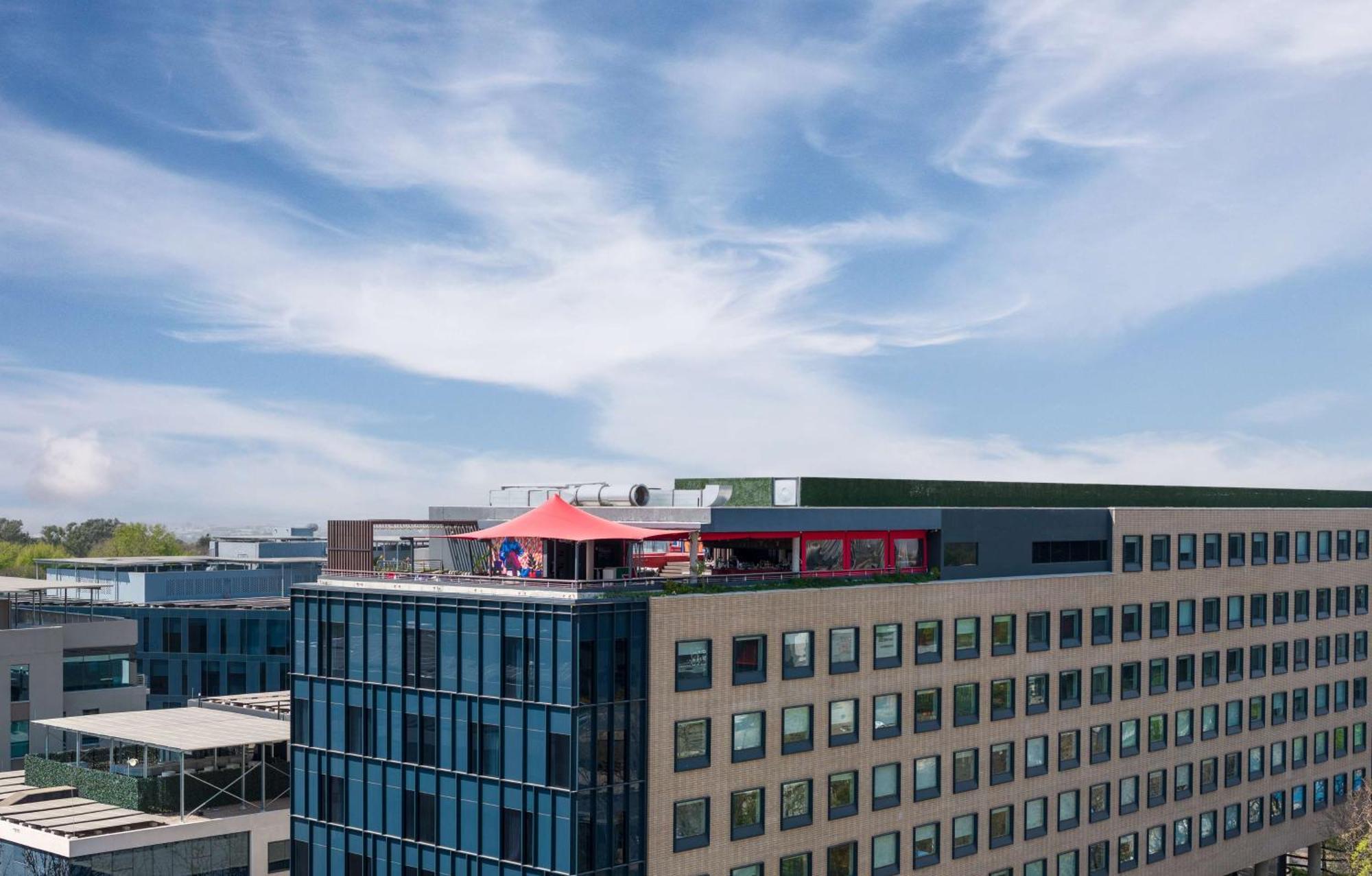 Radisson Red Hotel Johannesburg Rosebank Exterior photo