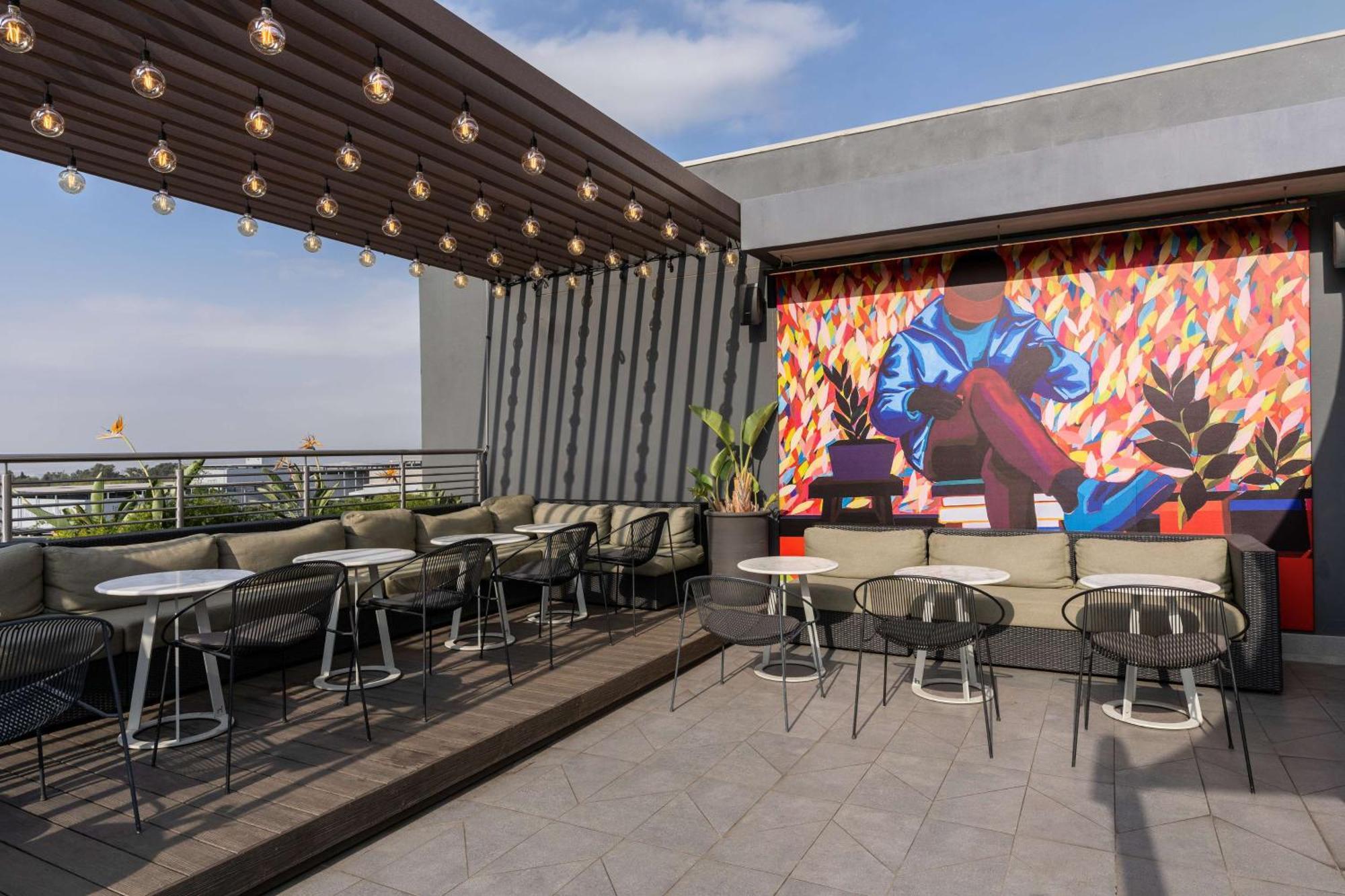 Radisson Red Hotel Johannesburg Rosebank Exterior photo